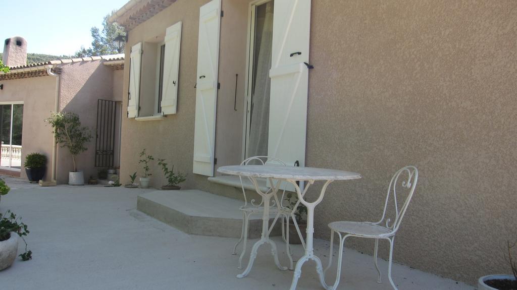 Les Hauts Des Materonnes Tourves Room photo